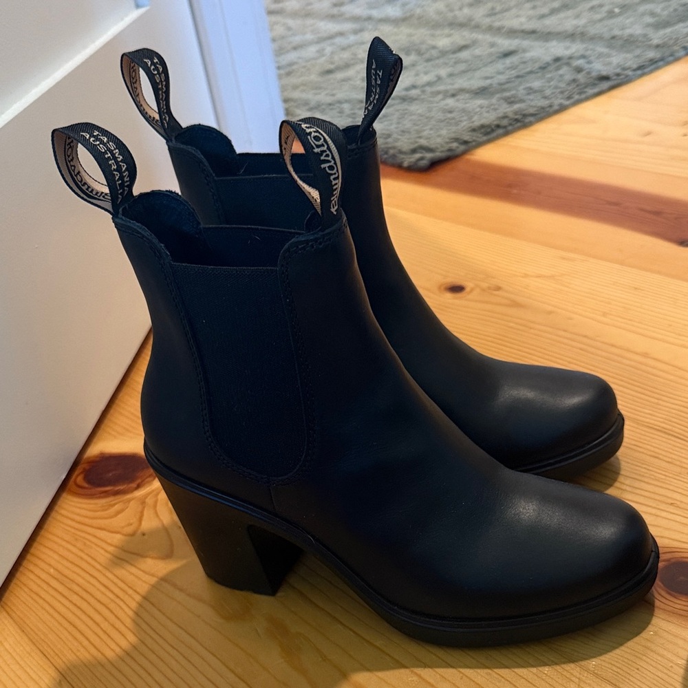 Blundstone Black Heeled Boots NWOT
